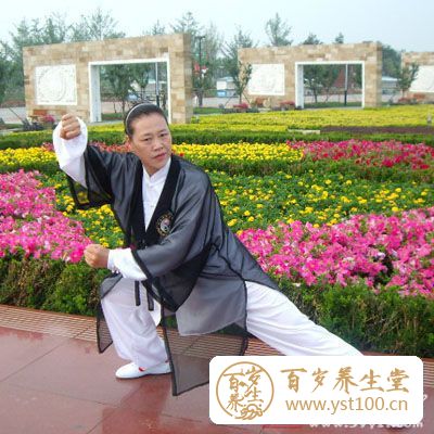 弓步穿掌和虚步架拳时