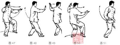 同时左手随转体向后上方划弧平举