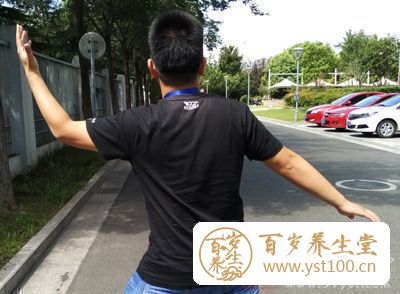 上体保持正直，两腿屈膝下蹲