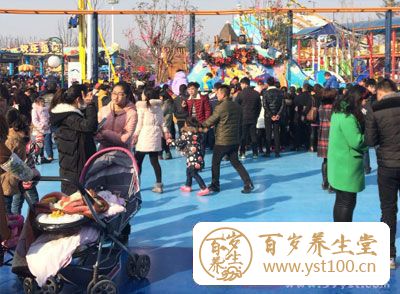 每日穿梭在上下班人群中的你
