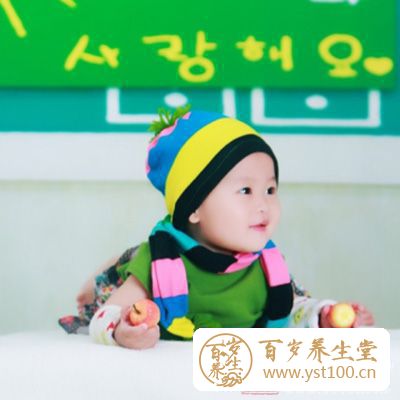 通过孩子两臂的屈展动作，提高关节的灵活性