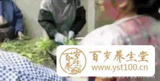 传蒜苔蘸白色液体视频 专家称系蒜苔保鲜剂