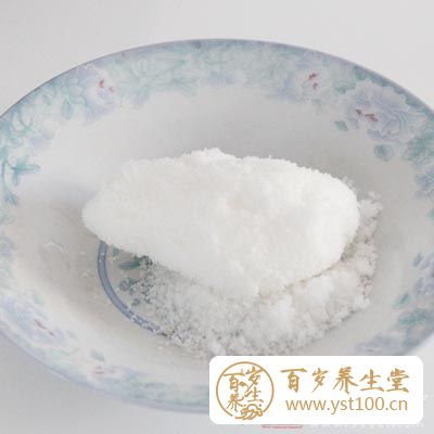 用指尖沾一些白糖，然后把它放在鼻子上慢慢的搓揉