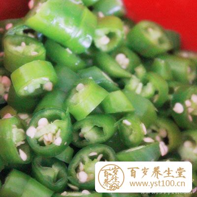 泡椒，泡姜，干海椒，老姜一起剁碎，蒜片，香芹菜和蒜苗成切段